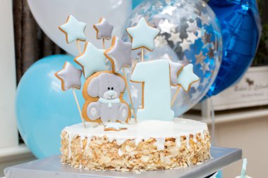 gingerbread ayı, yıldızları, bir numara ile bir çocuğun ilk doğum günü için pasta