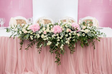 Düğün süslemeleri ile taze gül ve ortanca çiçek, Yeşiller.