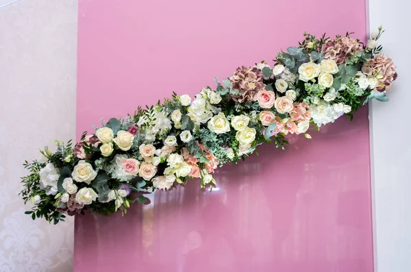 Decorazioni Nuziali Con Rose Fresche Fiori Verdi — Foto Stock