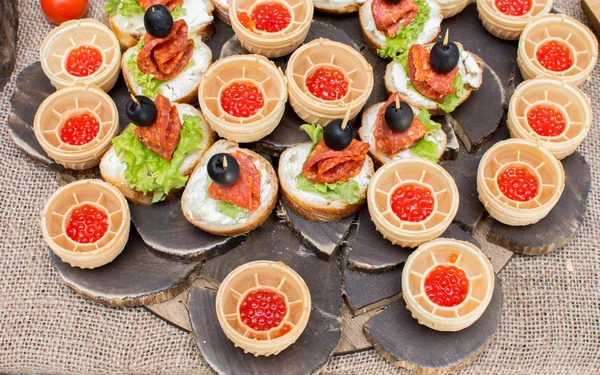 Sandwiches Con Salami Aceitunas Cestas Caviar Rojo Plato Madera — Foto de Stock