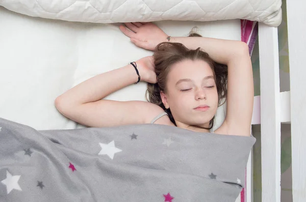 美しい十代の少女がベッドで寝ています。肖像画. — ストック写真