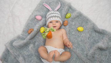 Gri battaniye var yalan bunny şapkalı kız bebek 