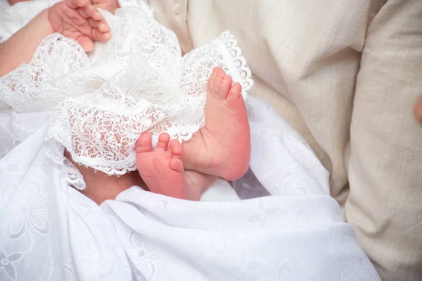 Ноги маленькая новорожденная девочка в родительских руках — стоковое фото