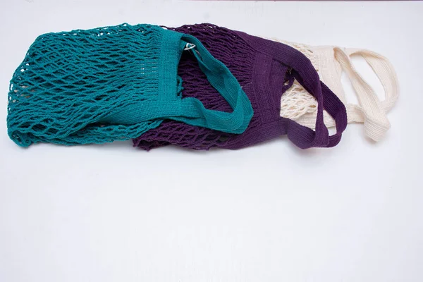 Conjunto de bolsas de malla de colores para compras ecológicas sobre fondo blanco —  Fotos de Stock
