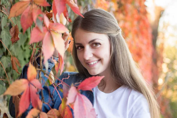 Porträt eines jungen brünetten Mädchens, das in die Kamera blickt — Stockfoto