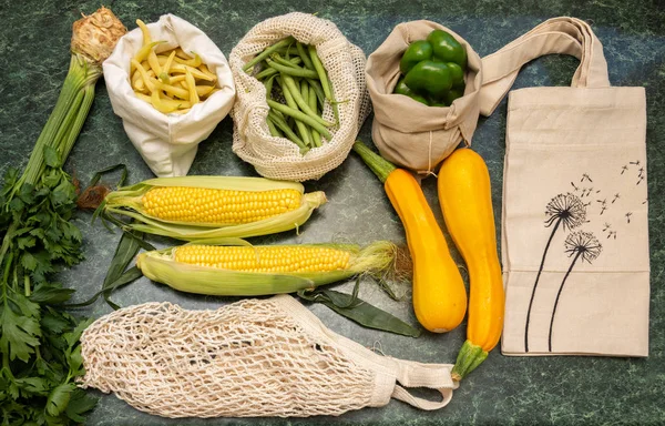 Овощи с бежевыми экологически чистыми сумками . — стоковое фото