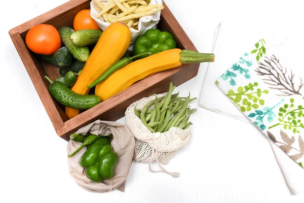 新鲜蔬菜，装在白色的生态袋、袋子和木制贮存器中 — 图库照片
