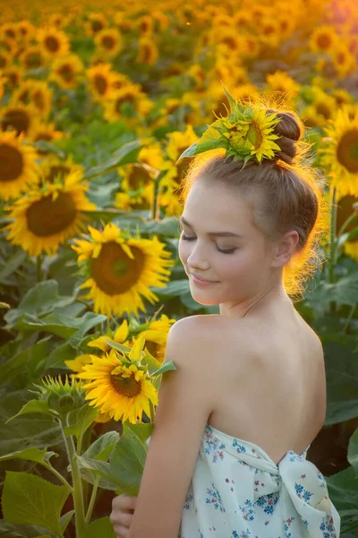 Portrait Teen Girl Field Sunflowers Sunset — Stock Photo, Image