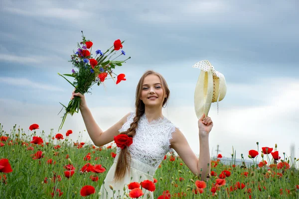 Ritratto Una Bella Adolescente Campo Con Papaveri Selvatici Cappello Mazzo — Foto Stock