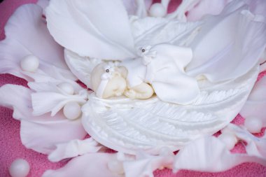 Beyaz bir çiçeğin üzerinde bir melek heykeli. kek dekorasyonu