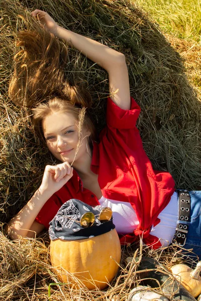 Portret Nastolatki Stosie Siana Dyniami Czerwonej Koszuli Bandaną — Zdjęcie stockowe