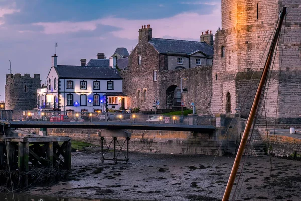 De skyline van Caernafon in Wales tijdens eb nachts - Verenigd Koninkrijk — Stockfoto