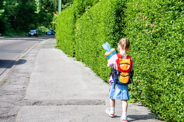 Malá holčička na cestě do její první den školy — Stock fotografie