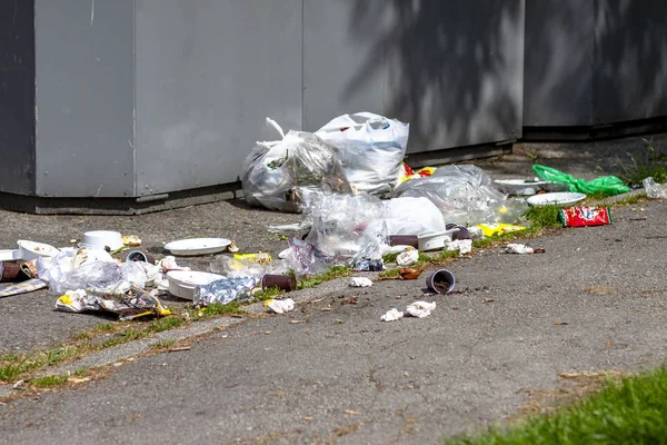 Essen, Niemcy - maja 2018 r. 12: Śmieci leży obok kosza — Zdjęcie stockowe
