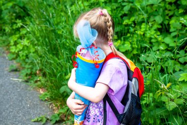 Okulun ilk günü yola küçük kız