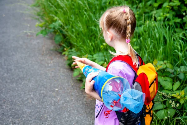 Little girl on her way to her first day of school — Stock Photo, Image