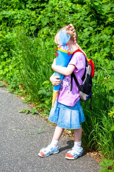 Niña en su camino a su primer día de escuela — Foto de Stock