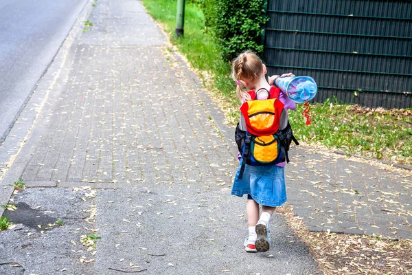 Malá Holčička Cestě Její První Den Školy — Stock fotografie