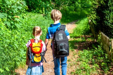 Küçük çocuk ve kız doğa yürüyüş