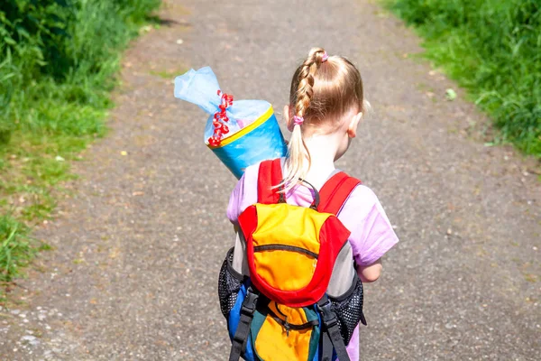 Malá holčička na cestě do její první den školy — Stock fotografie
