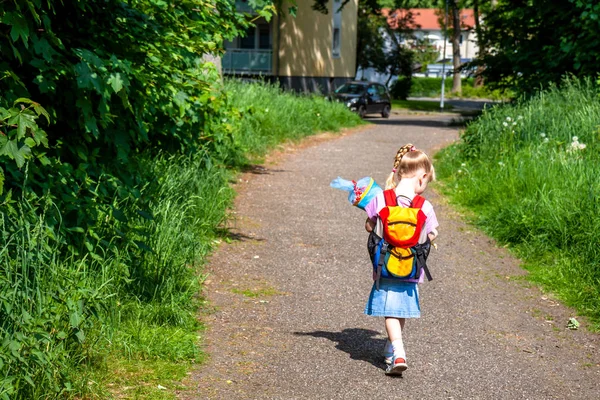 Niña en su camino a su primer día de escuela — Foto de Stock