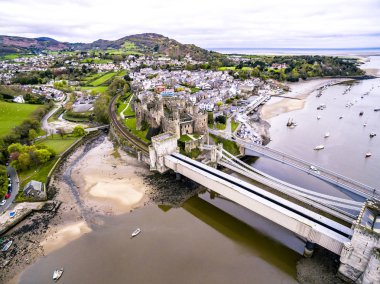 Conwy tarihi kasaba onun Ortaçağ Kalesi ile-hava görünümünü Galler - Amerika Birleşik Devletleri