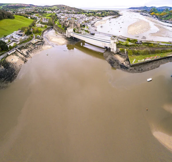 Luchtfoto van de historische stad van Conwy met zijn middeleeuwse kasteel - Wales - Nederland — Stockfoto