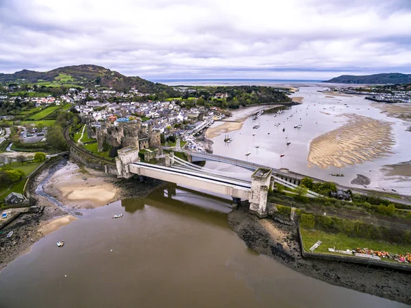 Luchtfoto van de historische stad van Conwy met zijn middeleeuwse kasteel - Wales - Nederland — Stockfoto