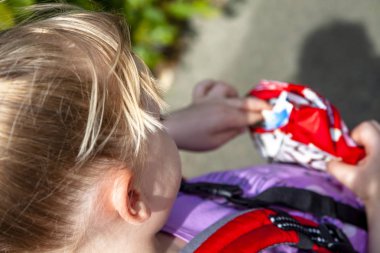 Sevimli küçük kız tatlılar açık yemek