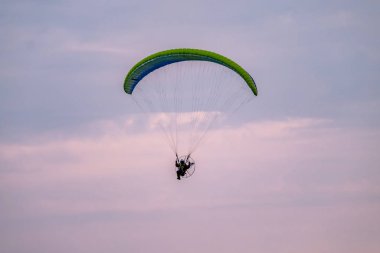 Paraglider'ile de günbatımı sırasında uçan