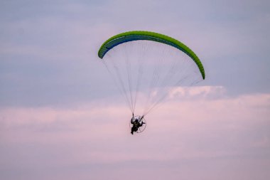 Paraglider'ile de günbatımı sırasında uçan