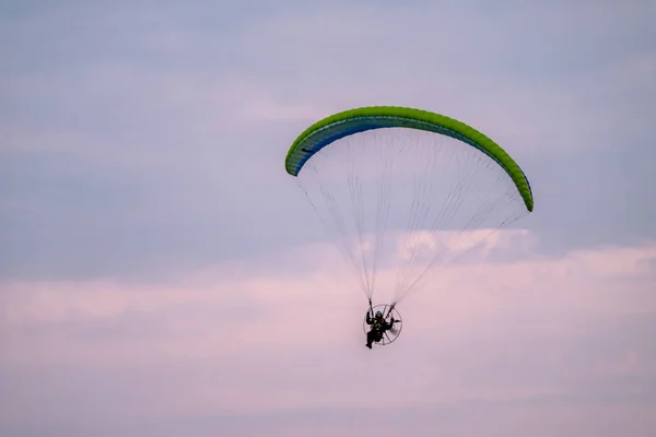 Parapente volant avec paramoteur au coucher du soleil — Photo