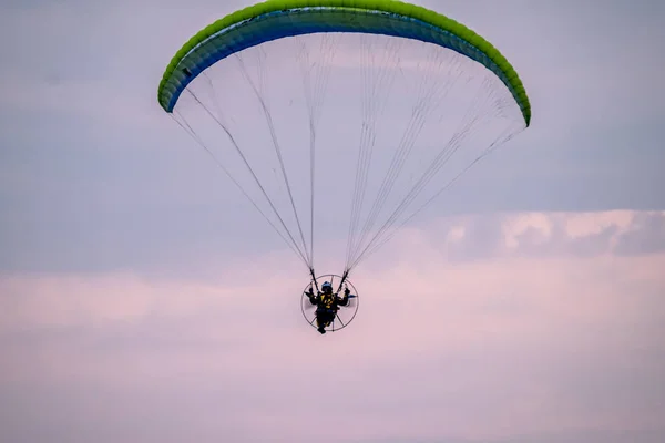 Парапланерист, летящий с парамотором на закате — стоковое фото