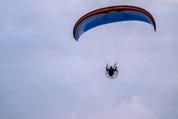 滑翔伞飞行与 paramotor 在日落期间 — 图库照片