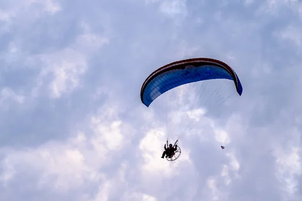 Gleitschirmfliegen mit Paramotor bei Sonnenuntergang — Stockfoto