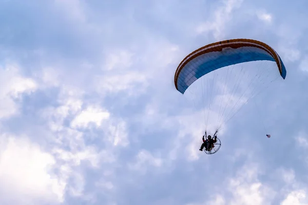 Parapente volant avec paramoteur au coucher du soleil — Photo