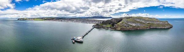 Flygfoto över Llandudno med piren i Wales - Storbritannien — Stockfoto