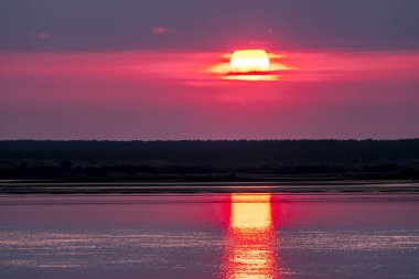 Caernarfon - İngiltere görülen Galler'de Anglesey üzerinde dramatik günbatımı