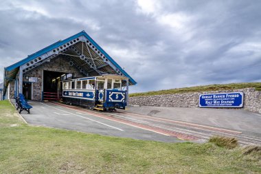 Llandudno, Conwy, Galler, İngiltere - 22 Nisan 2018: Büyük Orme tramvay dağa tırmanıyor