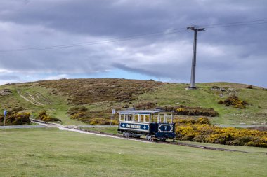 Llandudno, Conwy, Galler, İngiltere - 22 Nisan 2018: Büyük Orme tramvay dağa tırmanıyor