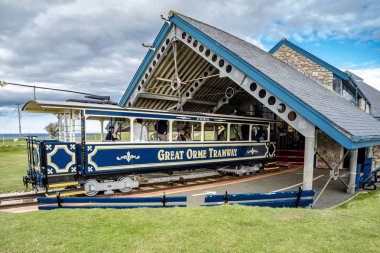 Llandudno, Conwy, Galler, İngiltere - 22 Nisan 2018: Büyük Orme tramvay dağa tırmanıyor