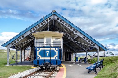 Llandudno, Conwy, Galler, İngiltere - 22 Nisan 2018: Büyük Orme tramvay dağa tırmanıyor