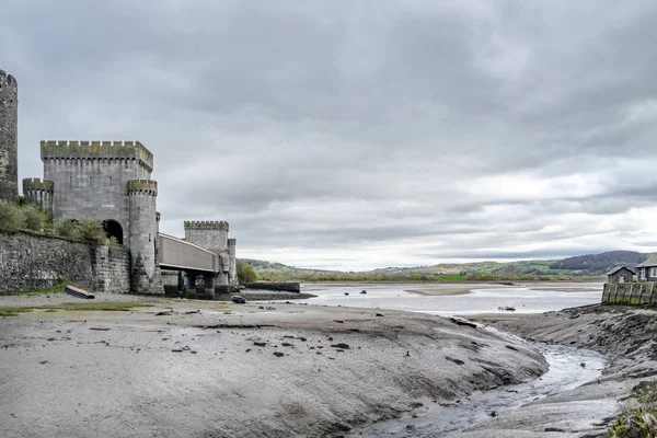 Kilátás nyílik a történelmi Conwy castle - Wales - Egyesült Királyság — Stock Fotó