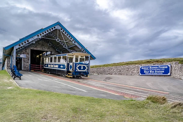 Llandudno, Conwy , Wales, UK - April 22 2018 : The Great Orme Tramway is climbing the mountain — Stock Photo, Image