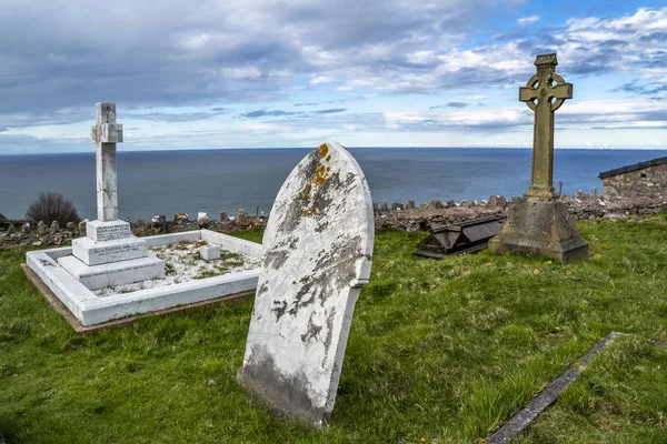 Llandudno, Wales, Wielka Brytania - 22 kwietnia 2018: Dramtic grobów stojący w St Tudnos Kościół i cmentarz na Great Orme w Llandudno, Wales, Wielka Brytania — Zdjęcie stockowe