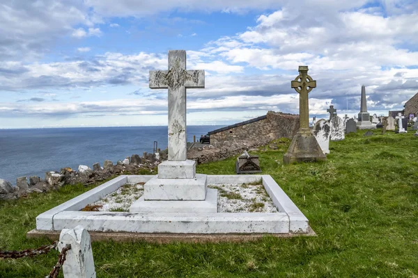 Лландадно, Уельс, Великобританія - 2018 22 квітня: Dramtic могили стояти під St Tudnos церкви та цвинтарі на великий Orme в Лландадно, Уельс, Великобританія — стокове фото