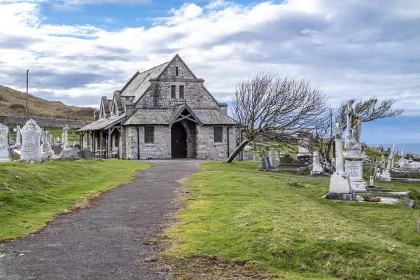 Llandudno , Wales, UK - April 22 2018 : St Tudnos church and cemetery on the Great Orme at Llandudno, Wales, UK — Stock Photo, Image