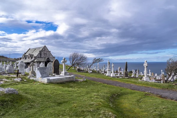 Llandudno, Wales, Wielka Brytania - 22 kwietnia 2018: Dramtic grobów stojący w St Tudnos Kościół i cmentarz na Great Orme w Llandudno, Wales, Wielka Brytania — Zdjęcie stockowe