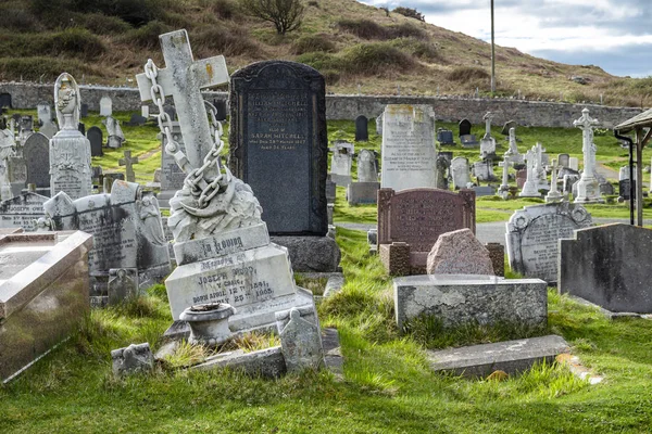 Llandudno, Wales, Uk - April 22 2018: Dramtic gravar stående vid St Tudnos kyrkan och kyrkogården på Great Orme på Llandudno, Wales, Storbritannien — Stockfoto