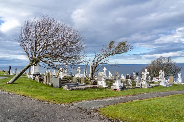 Llandudno, Wales, Wielka Brytania - 22 kwietnia 2018: Dramtic grobów stojący w St Tudnos Kościół i cmentarz na Great Orme w Llandudno, Wales, Wielka Brytania — Zdjęcie stockowe